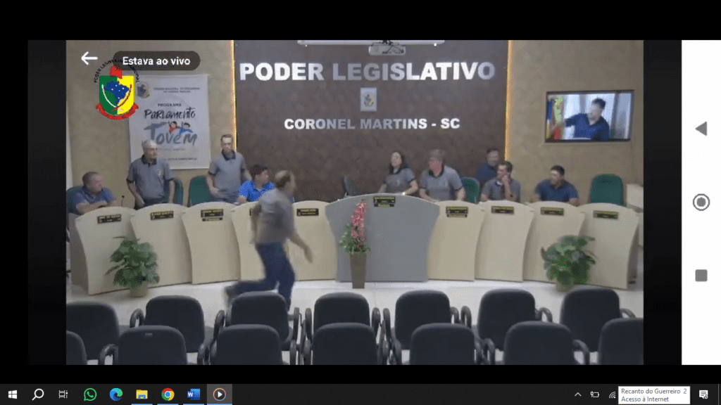 Vereadores brigam e causam correria no plenário durante sessão 2 A briga entre os vereadores foi transmitida ao vivo pelo perfil da câmara no Facebook