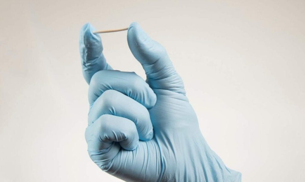 Anvisa proíbe venda e faz alerta sobre ‘chip da beleza’ 2 A Anvisa proibiu a venda, manipulação, propaganda e uso de implantes hormonais, após denúncias de entidades médicas