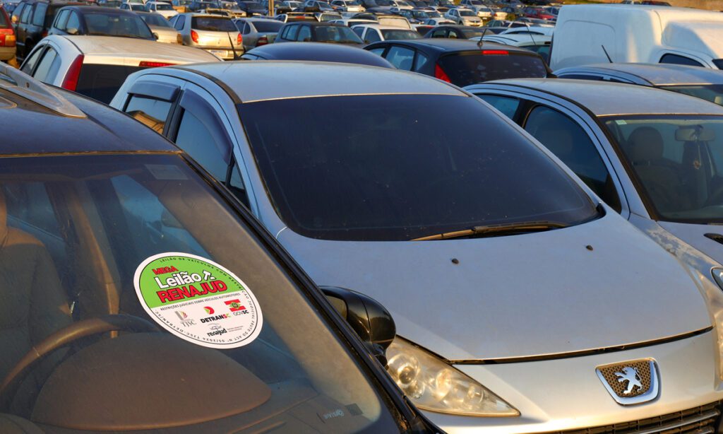 Leilão do Detran em SC terá Porsche e carros apreendidos a partir de R$ 800 2 Entre os 123 veículos que compõem o leilão do Detran, 60 estão conservados e aptos a retornar à circulação, enquanto 63 são sucatas