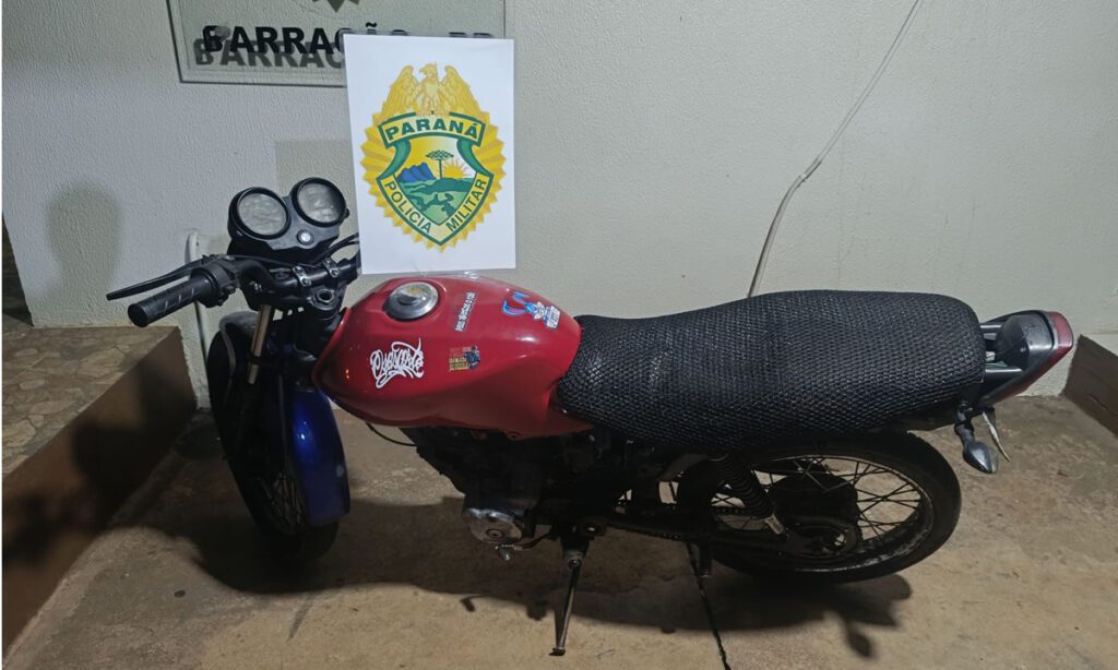Após tentar fugir da PM, jovem é preso com motocicleta adulterada, em Barracão 2 O jovem disse aos policiais que havia comprado a motocicleta pelo Facebook e que sabia que se tratava de uma “moto bruxa”