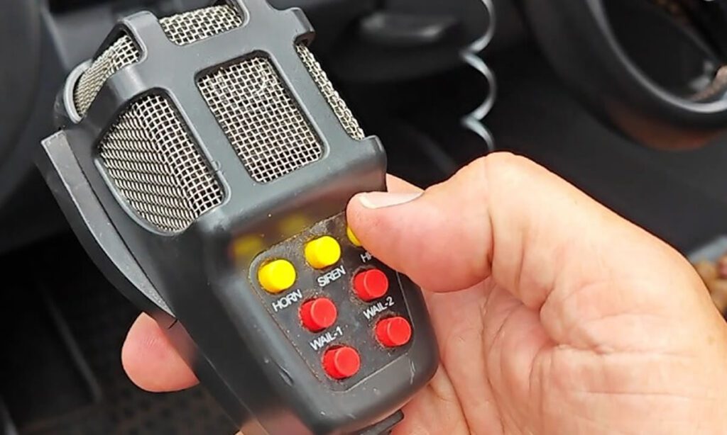 Caminhonete argentina com 5 ocupantes é flagrada com sirene de veículo de emergência 3 A caminhonete foi abordada na BR 282, em Xanxerê. Nenhum dos cinco ocupantes do veículo havia feito os trâmites de imigração correspondentes