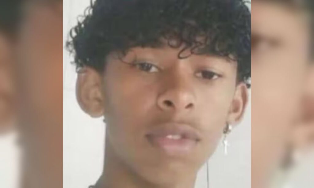 Garoto morre após amassar borboleta e injeta líquido extraído na perna 2 O pai do garoto disse que antes de morrer, seu filho contou para a médica que amassou uma borboleta, misturou os restos com água e injetou o líquido na perna