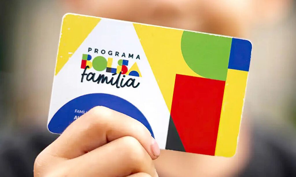 Governo nega reajuste no Bolsa Família após fala de ministro 2 Ministro do Desenvolvimento Social, Wellington Dias (PT-PI), afirmou em entrevista que reajuste seria definido até março, mas informação foi desmentida pelo governo