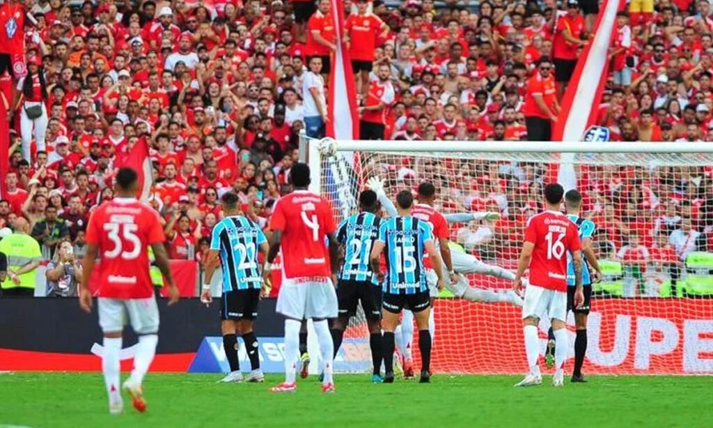 Inter empata com o Grêmio no Beira-Rio e comemora o título gaúcho 2 Conquista do Inter encerra jejum e impede o octa do rival. Gols foram marcados por Valencia e Wagner Leonardo, ambos no segundo tempo