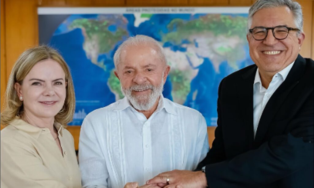 Gleisi Hoffmann será a nova ministra da Secretaria de Relações Institucionais de Lula 2 Gleisi vai substituir o atual ministro da pasta, Alexandre Padilha, recém-indicado para o Ministério da Saúde