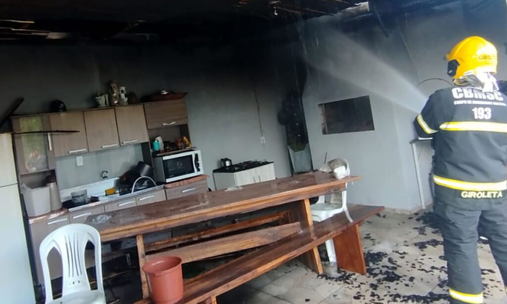 Incêndio em residência mobiliza bombeiros no Bairro Peperiguaçu, em Dionísio Cerqueira 2 O incêndio ocorreu na tarde deste domingo, na área de festa de uma residência no Bairro Peperiguaçu