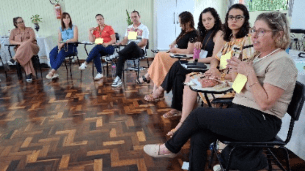 Educadores do Extremo Oeste são capacitados para mediação de conflitos escolares 2 Professores de sete municípios do Extremo Oeste participam de capacitação do Projeto Escola Restaurativa para prevenir conflitos e fortalecer o diálogo nas escolas.