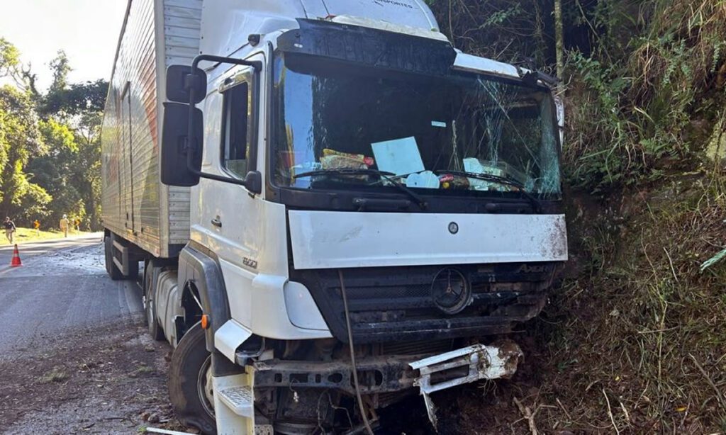 Cinco pessoas morrem e bebê sobrevive a gravíssimo acidente BR 373 2 Acidente envolvendo carro e caminhão ocorreu na manhã deste domingo, e deixou cinco pessoas mortas