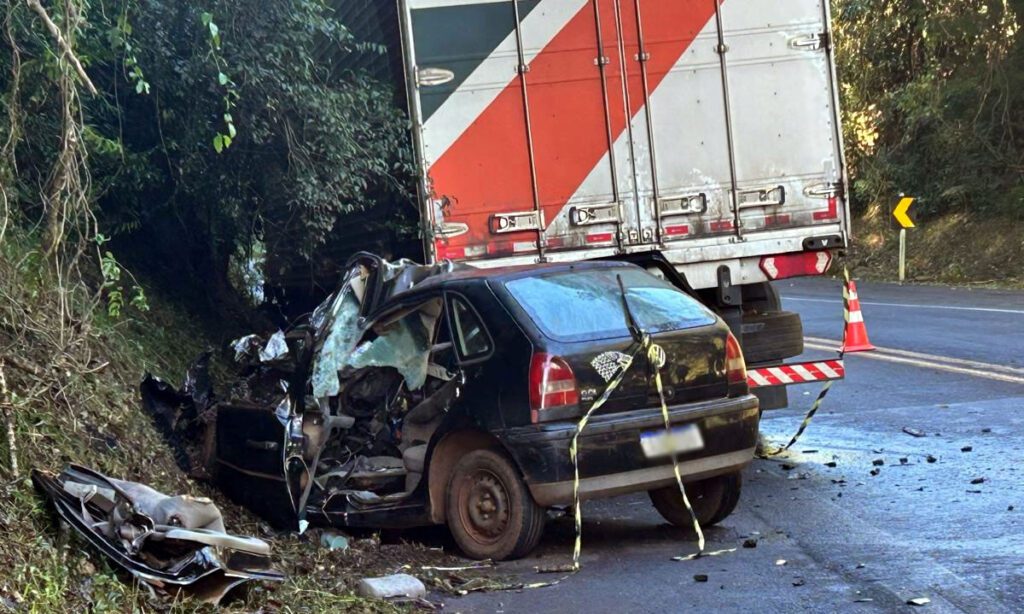 Cinco pessoas morrem e bebê sobrevive a gravíssimo acidente BR 373 3 Acidente envolvendo carro e caminhão ocorreu na manhã deste domingo, e deixou cinco pessoas mortas