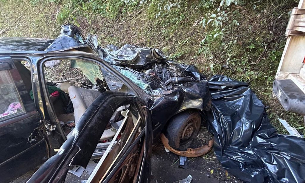 Cinco pessoas morrem e bebê sobrevive a gravíssimo acidente BR 373 4 Acidente envolvendo carro e caminhão ocorreu na manhã deste domingo, e deixou cinco pessoas mortas