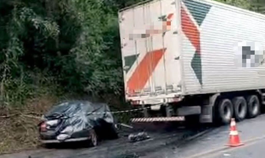 Cinco pessoas morrem e bebê sobrevive a gravíssimo acidente BR 373 5 Acidente envolvendo carro e caminhão ocorreu na manhã deste domingo, e deixou cinco pessoas mortas