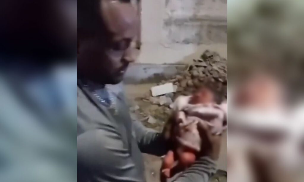 Recém-nascida é encontrada em lixeira e salva por garis 3 Recém-nascida foi levada para a Maternidade Herculano Pinheiro e passa bem; caso está sendo investigado pela Polícia Civil