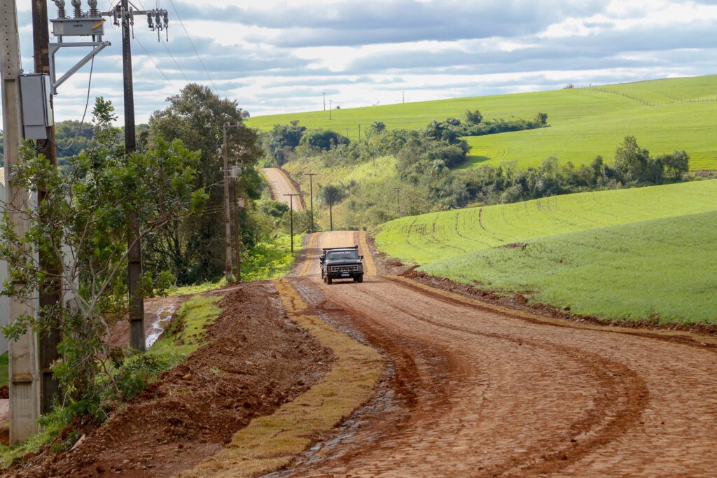 PR inicia liberação de R$ 30 milhões para recuperação de estradas rurais