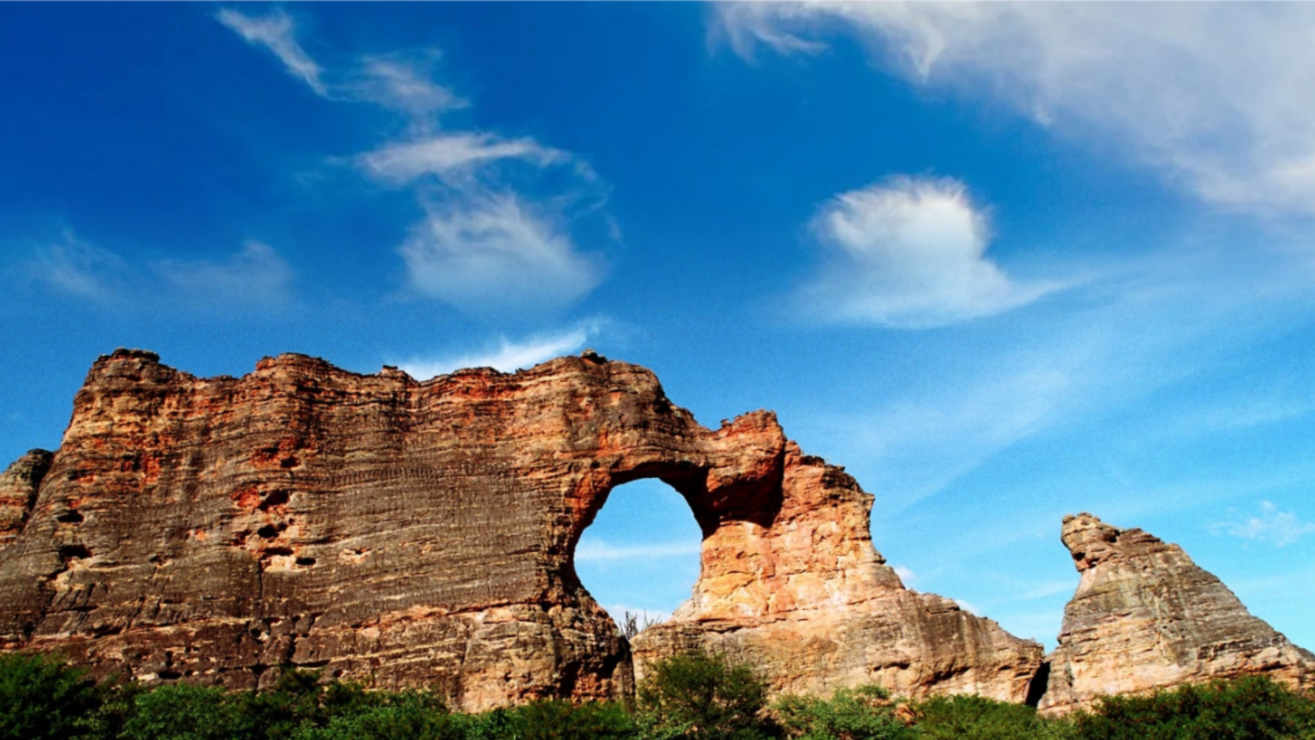 Os tres principais sitios arqueologicos do Brasil em termos de pinturas rupestres sao o Parque Nacional da Capivara o Sitio Arqueologico Pedra Pintada o Parque Nacional do Catimbau e o Sitio A