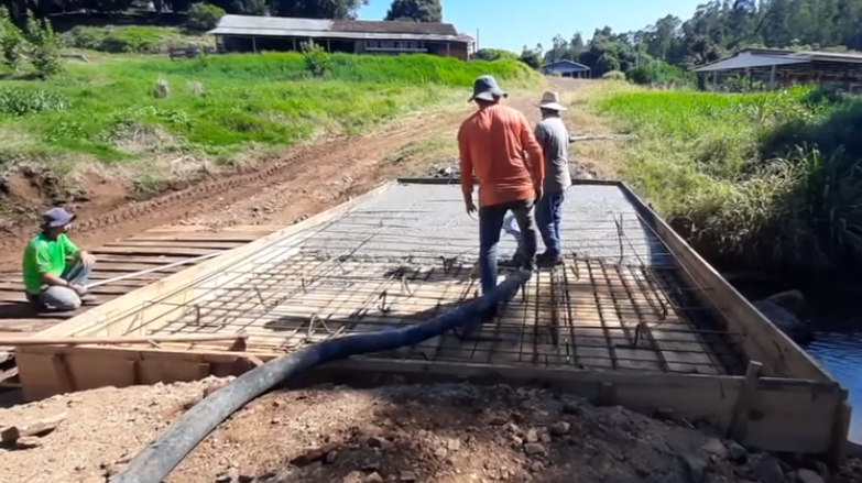 bjs construcao de ponte de concreto na Linha Lajeado Grande
