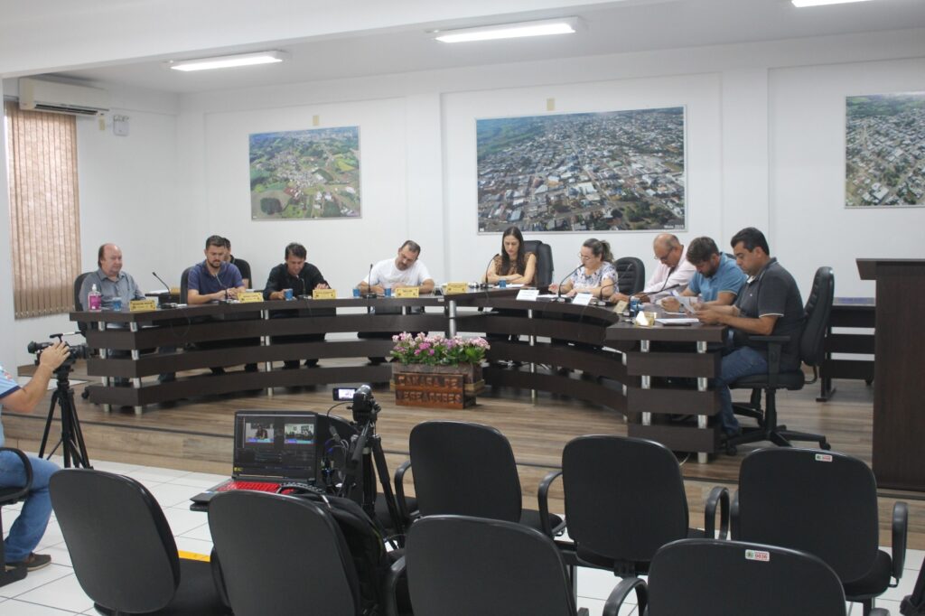 Reunião na Câmara de Vereadores de Barracão com presença de vereador Jossie Alves da Silva e os outros vereadores.