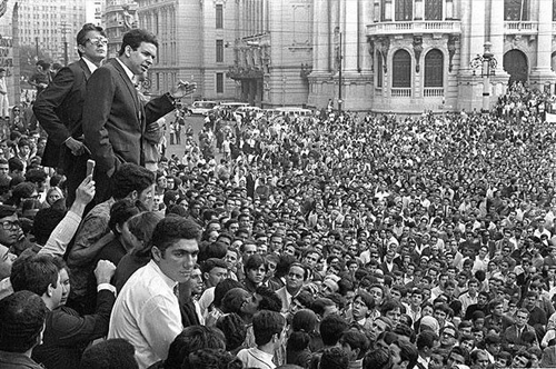 Vladimir palmeira discursando durante a passeata dos cem mil em 1968