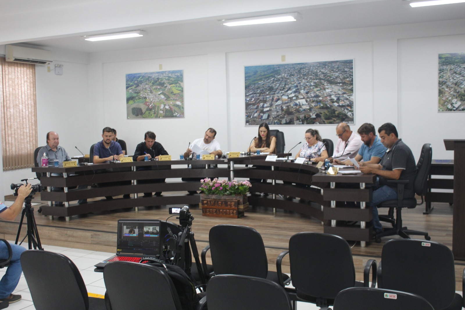 Reunião na Câmara de Vereadores de Barracão com presença de vereador Jossie Alves da Silva e os outros vereadores.