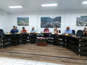 Luciane como presidente e suplentes assumem cadeiras no Legislativo de Barracão