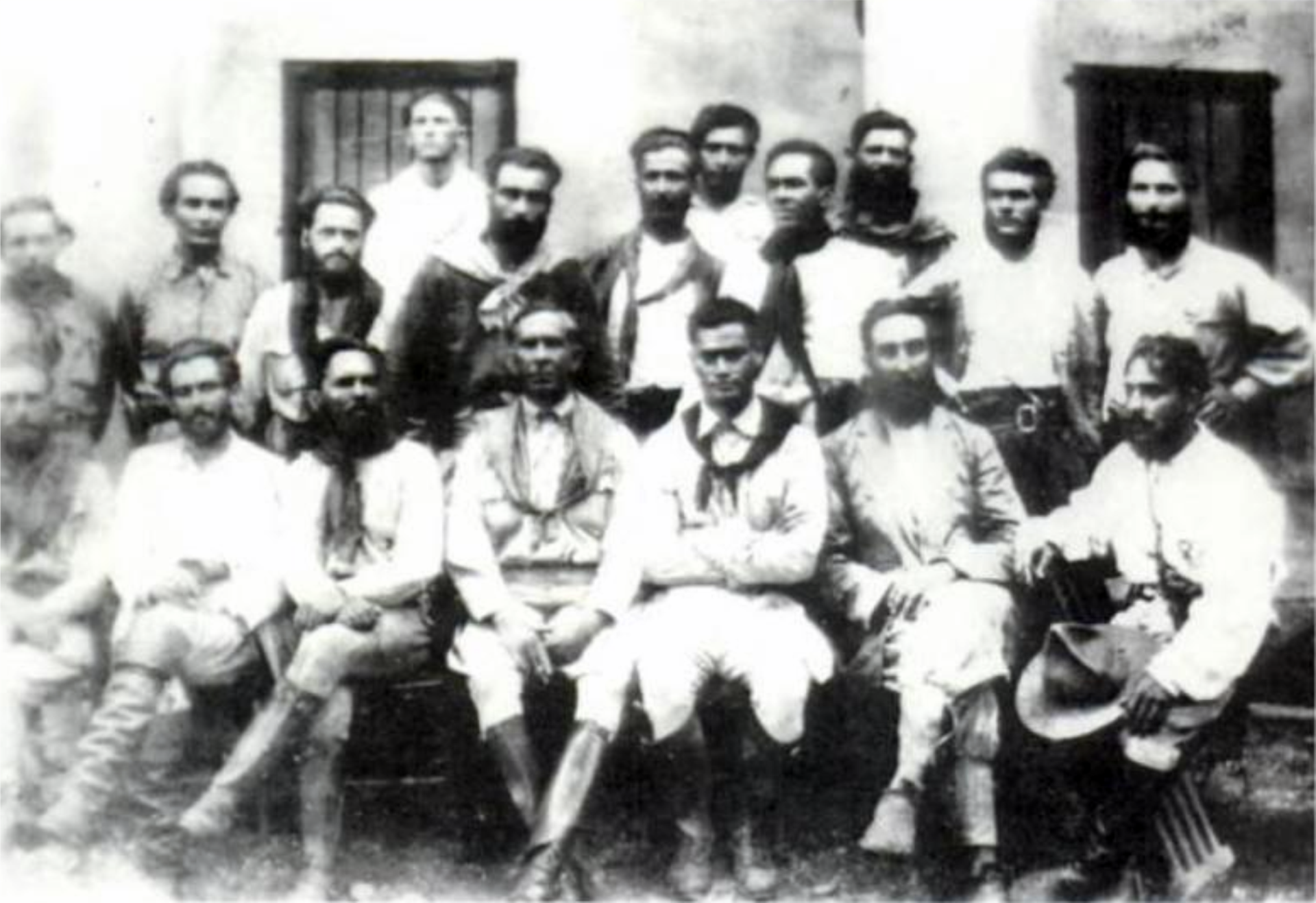 Nesta foto, aparecem Luiz Carlos Prestes e os principais lideres do movimento revolucionário.