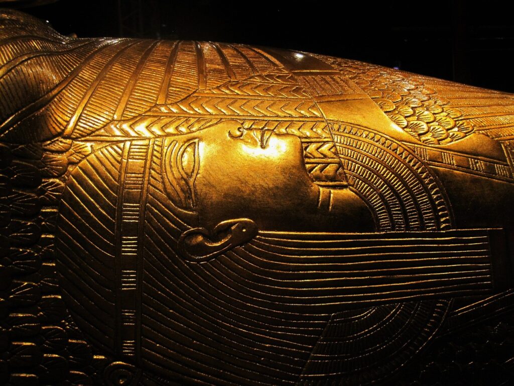 replica of tutankhamuns treasure 792210 1280