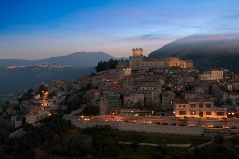 Sermoneta a impressionante cidade da Itália cercada por murros no alto de uma montanha