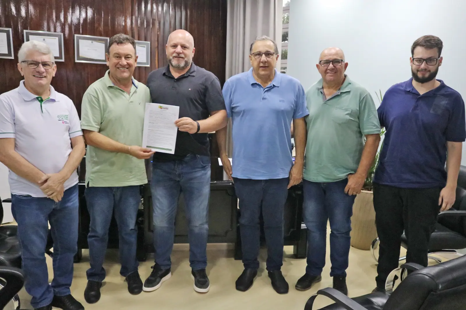 Homens que administram prefeitura tirando uma foto juntos