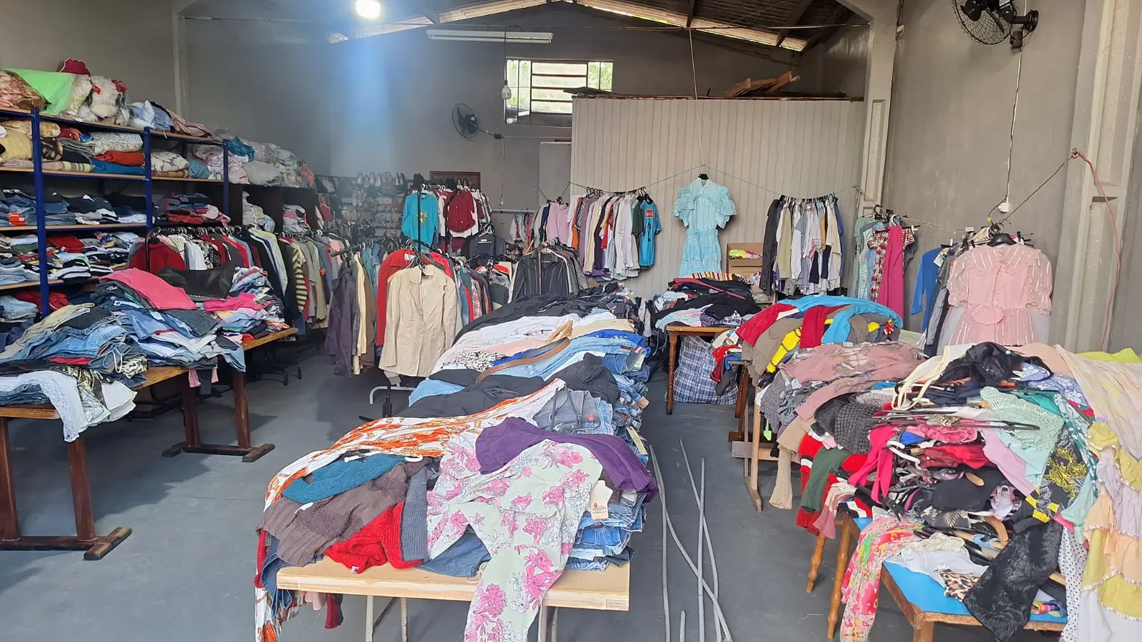 Na imagem mostra um brechó beneficente organizado pela Associação Cedrense de Promoção Humana (ACEPRO)