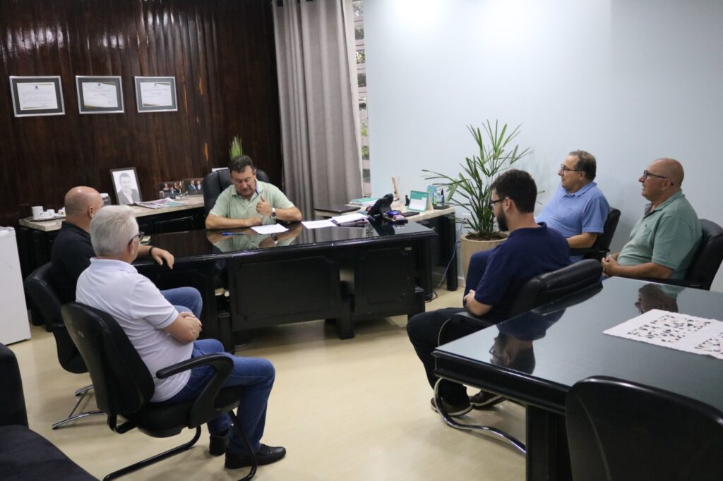 6 Homens conversando sobre investimento em um hospital local da São José do Cedro