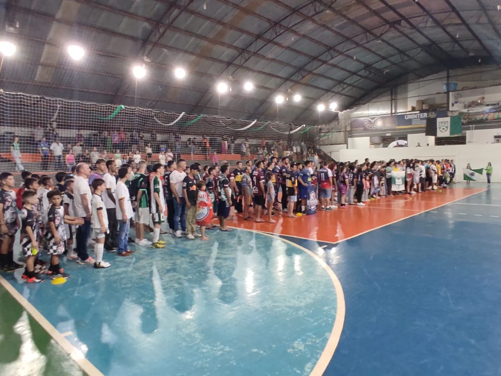 As 42 equipes que irão competir no Campeonato de futsal presentes na imagem