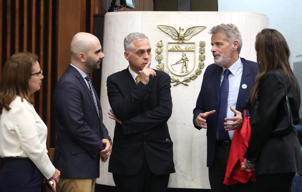 A Assembleia Legislativa do Paraná recebeu na tarde desta terça-feira (16) a visita de uma comitiva de prefeitos e lideranças de Portugal.