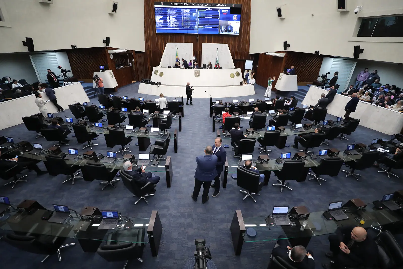 fornecedores devem expor de forma destacada e visível a data dos produtos que vençam no prazo de dez dias