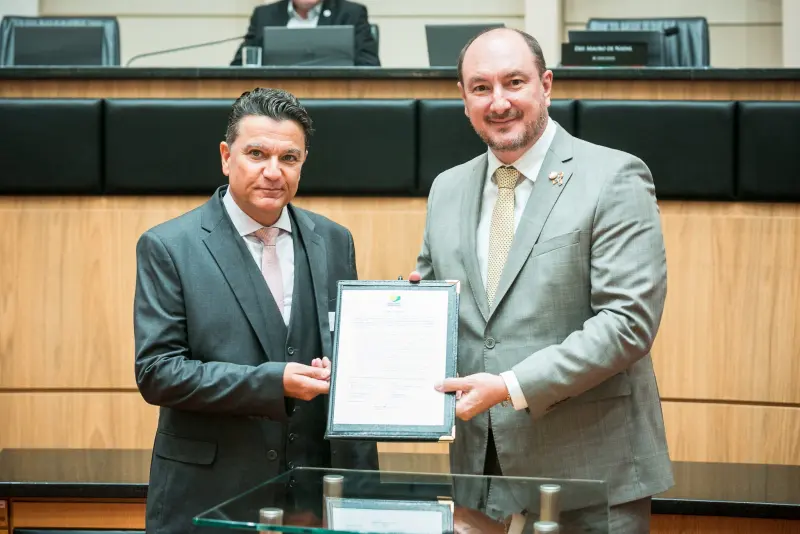 A Assembleia Legislativa aderiu ao programa “Educando Cidadãos: o que todos nós temos a ver com a corrupção?”, nesta terça-feira (2). O termo de adesão foi assinado, durante a suspensão da sessão ordinária, pelo presidente da Casa, deputado Mauro de Nadal (MDB), que classificou o projeto como uma brilhante iniciativa.