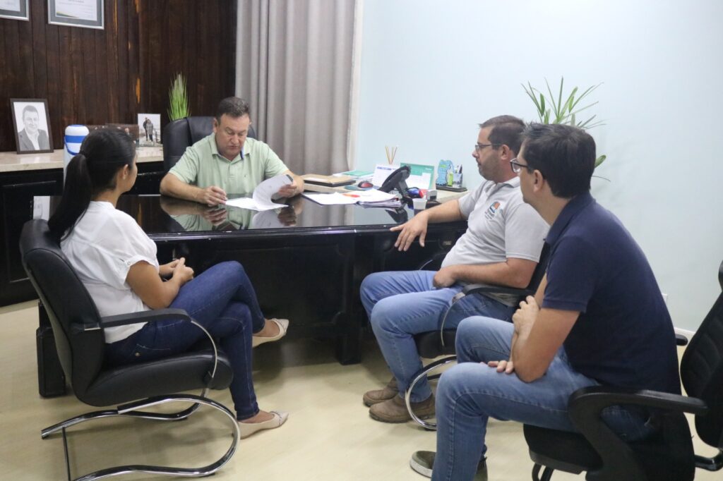 O prefeito João Luiz de Andrade, o Rabicó, recebeu em seu gabinete o representante da empresa Pagnussatti Engenharia e Incorporação LTDA para formalizar a assinatura e entrega da ordem de serviço.