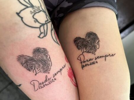 Para selar sua união, os dois decidiram fazer uma tatuagem especial. Combinando suas digitais em um formato de coração com a inicial deles e a data de casamento já marcada