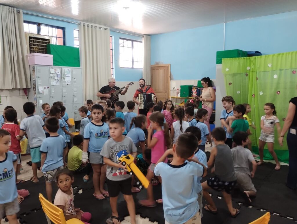 Professores e alunos exploram a música e as tradições brasileiras na educação infantil