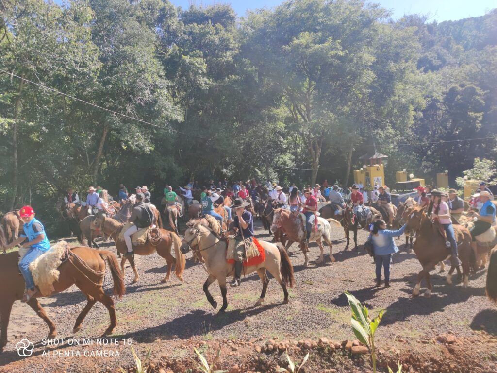 Muitos cavalos participando da cavalgada da Santa Emília