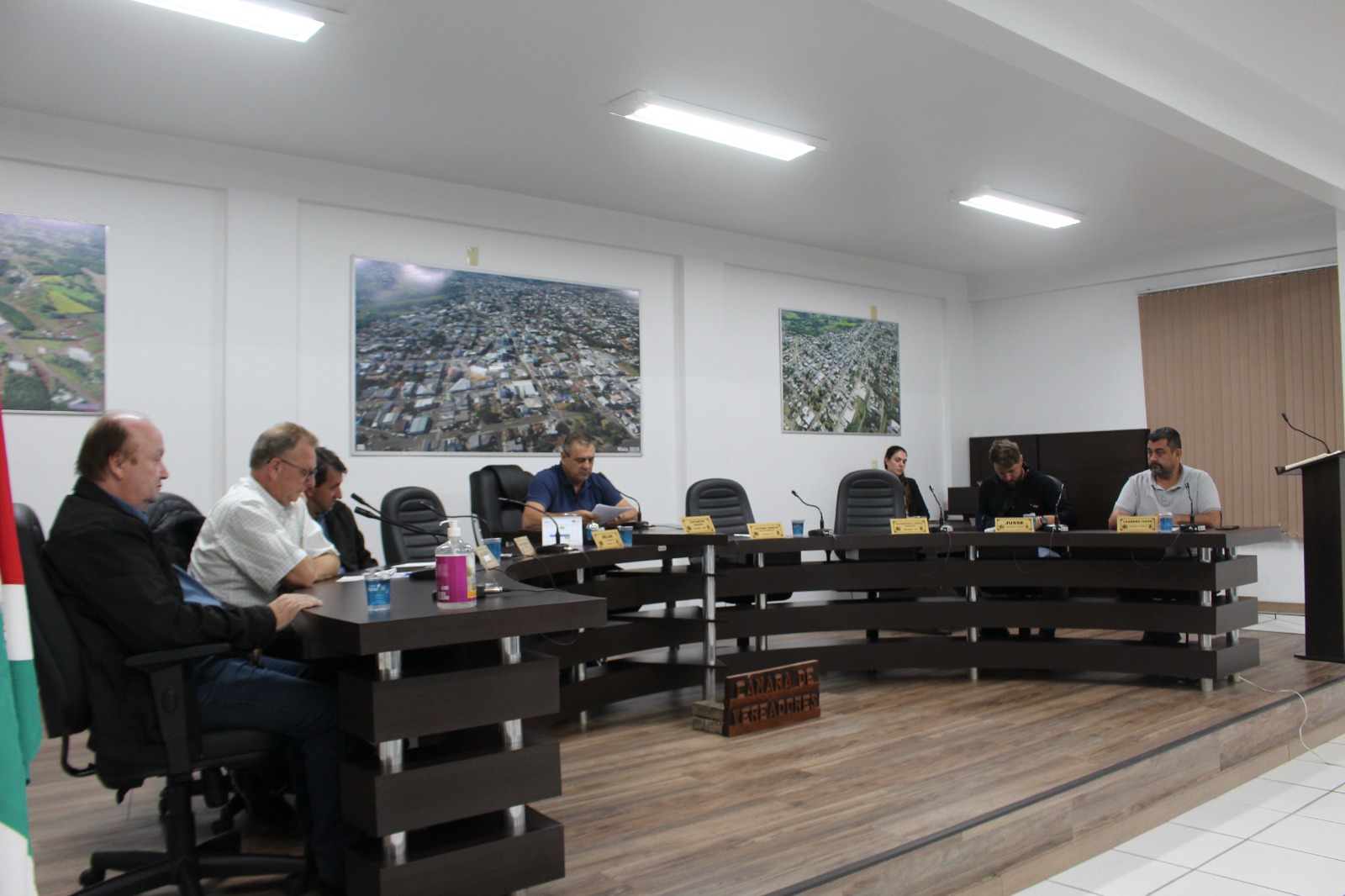 Na última terça-feira, dia 23 de abril, a Câmara Municipal de Vereadores de Barracão realizou mais uma sessão ordinária, com destaque para a apresentação de uma importante indicação e a entrada em tramitação do projeto da Lei de Diretrizes Orçamentárias (LDO).