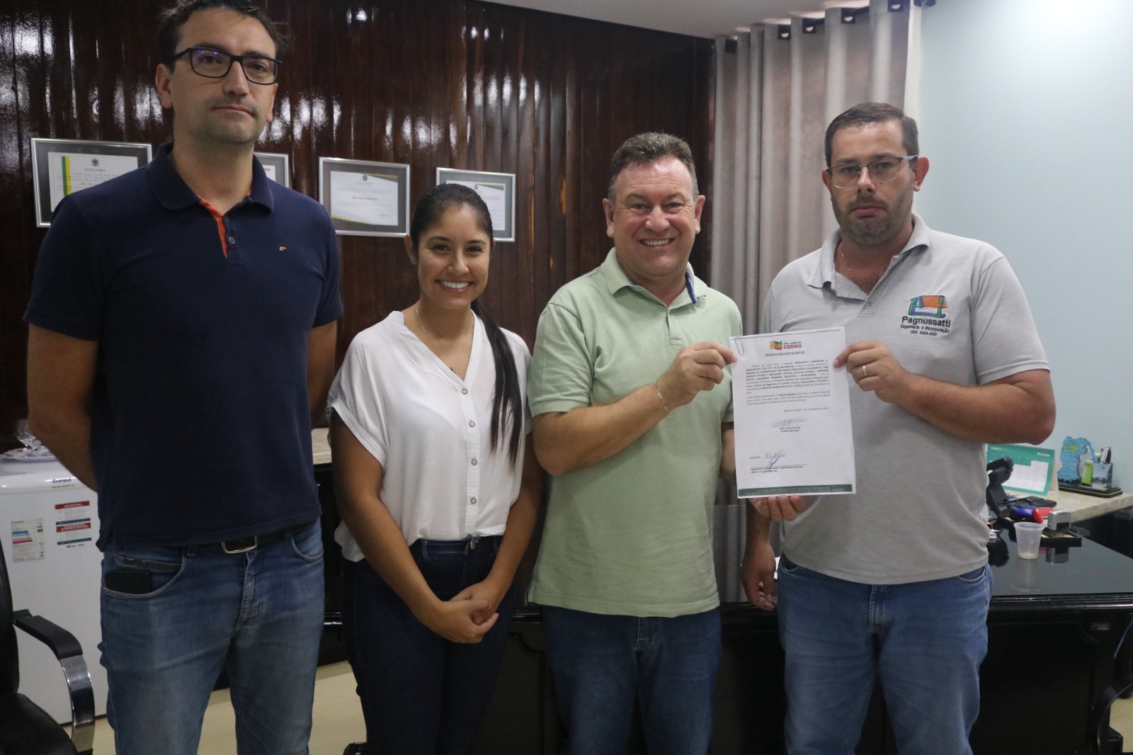 Recentemente o município de São José do Cedro deu mais um passo em direção ao desenvolvimento urbano com a assinatura da Ordem de Serviço para a execução de obras de calçamento em quatro trechos estratégicos da área urbana.