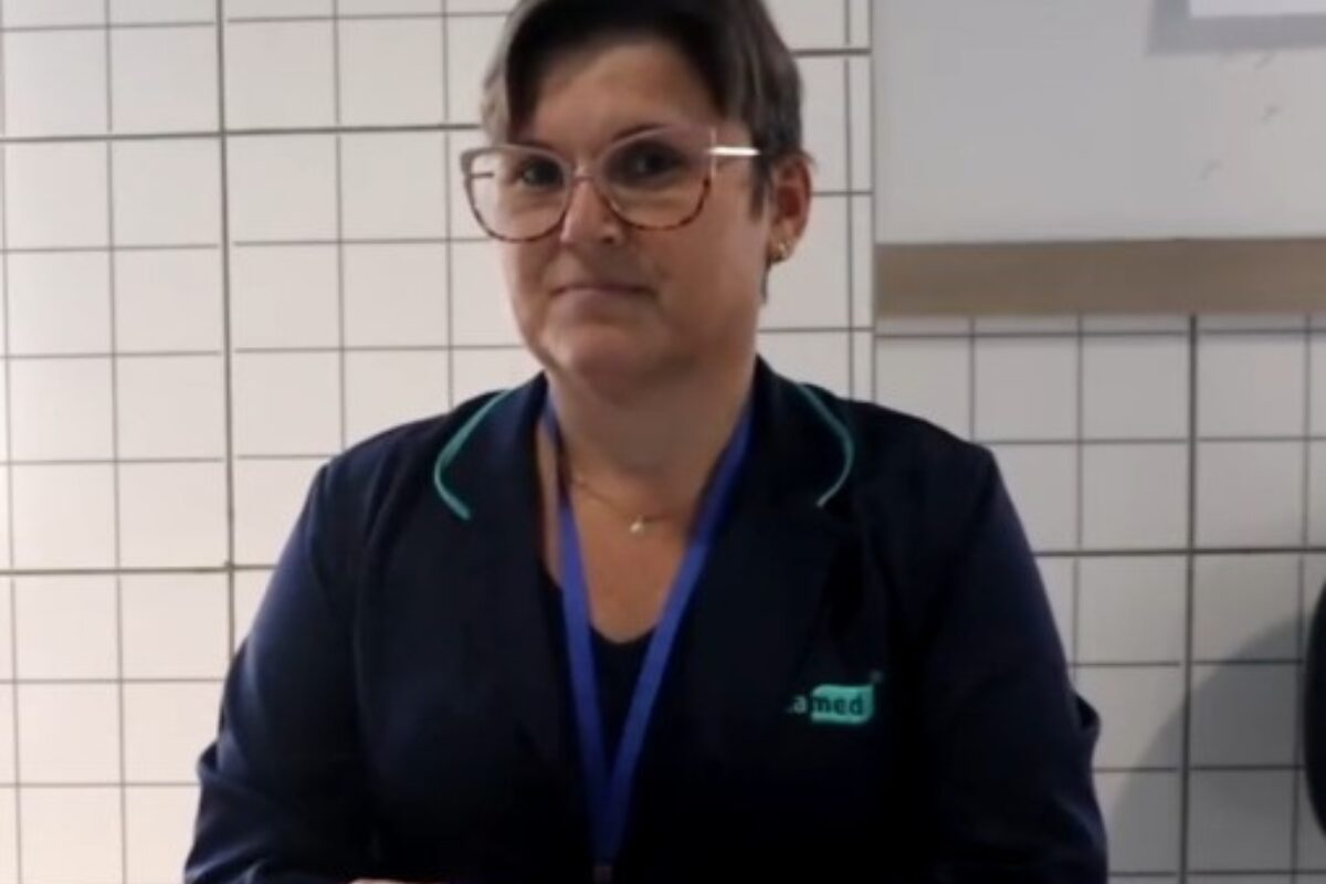 No município de Bom Jesus do Sul, a enfermeira Graciani Betti Hemming está liderando os esforços para garantir que a comunidade esteja protegida contra a gripe.