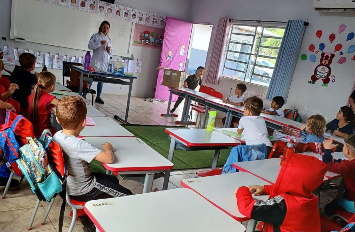 Uma sala de aula com muitas crianças.