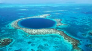 Cientistas encontram o buraco azul mais profundo do mundo