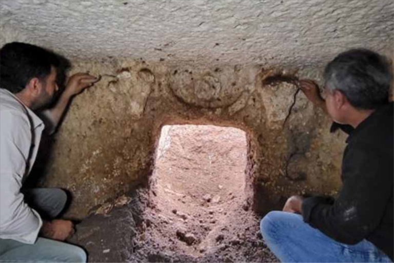 Encontrada uma tumba antiga de 2 mil anos protegidas por cabeças de touro
