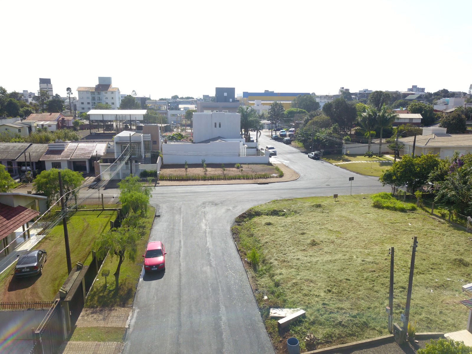 Obras de asfalto e revitalização de ruas levam valorização aos cerqueirenses