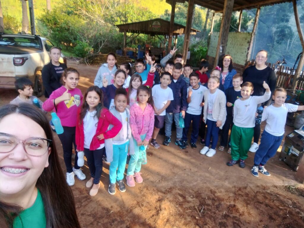 Alunos aprendem como funciona a produção de cana-de-açúcar em atividade externa