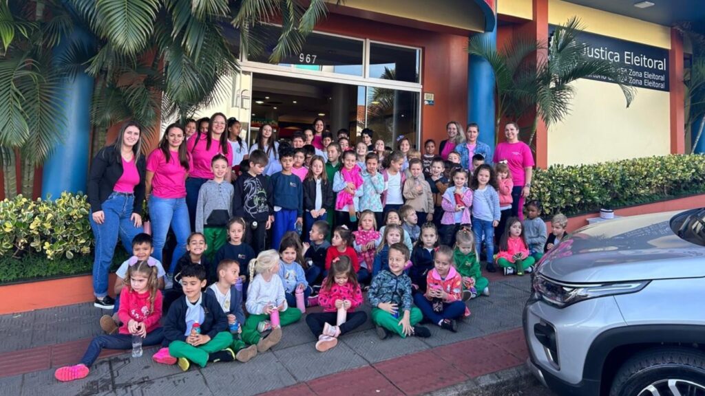 Alunos cedrenses são levados a experiência educativa no cinema