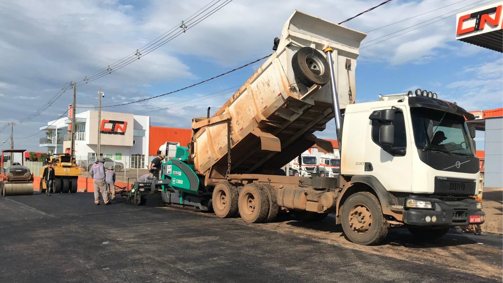 Rua em frente as empresas VPM e CTN recebe asfaltamento