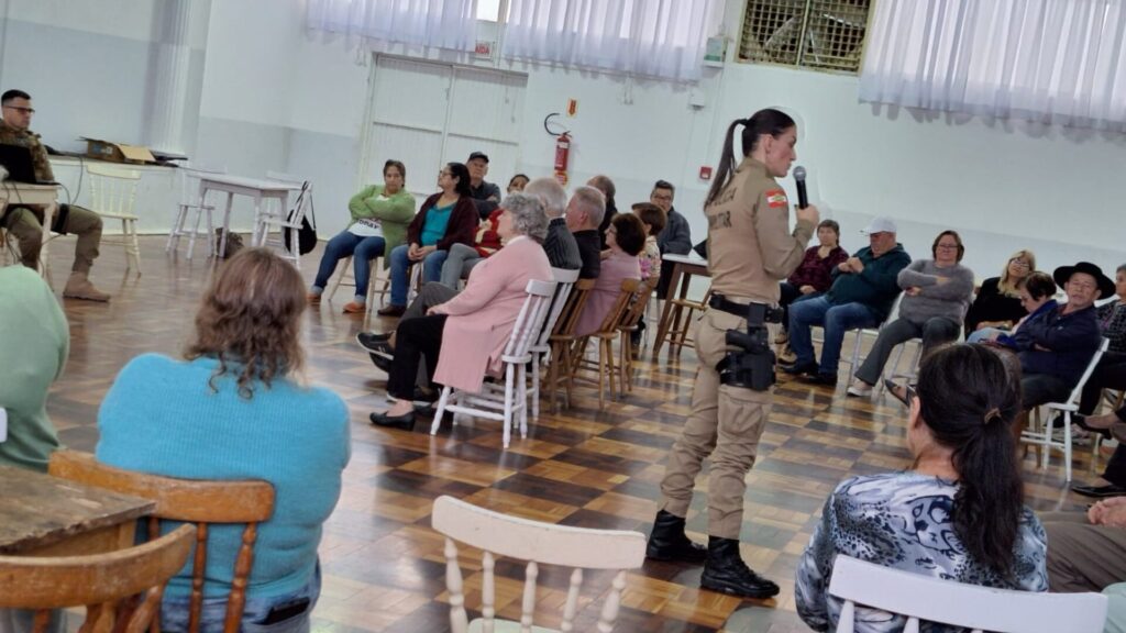 Palestra da Polícia Militar marca encontro do grupo de idosos