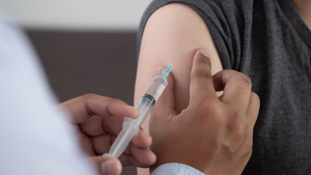 Com início do inverno, Saúde reforça importância de doses contra gripe