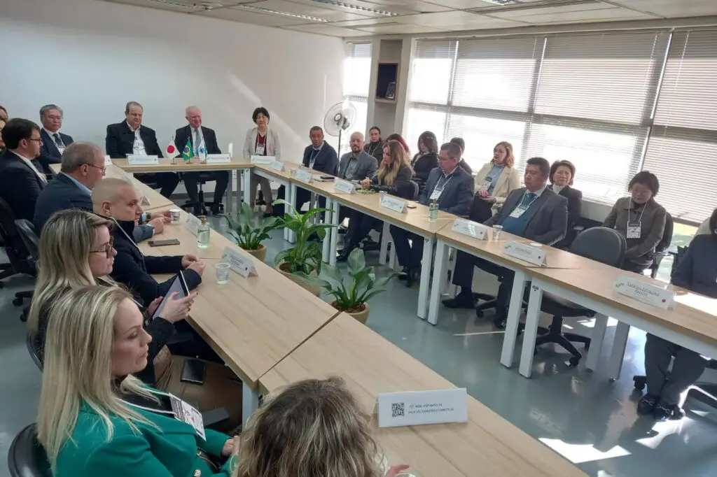 Paraná firma acordo para intercâmbio de estudantes com universidade do Japão 4 3